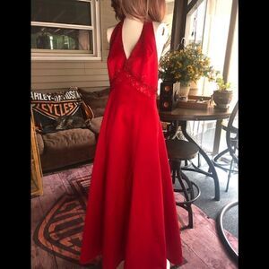 🔥🔥 DE Laru collection Halter dress. Size 7/8 57”long